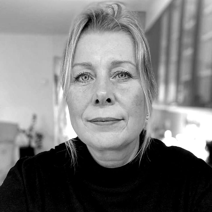 Kvinne med blondt hår og mørk genser